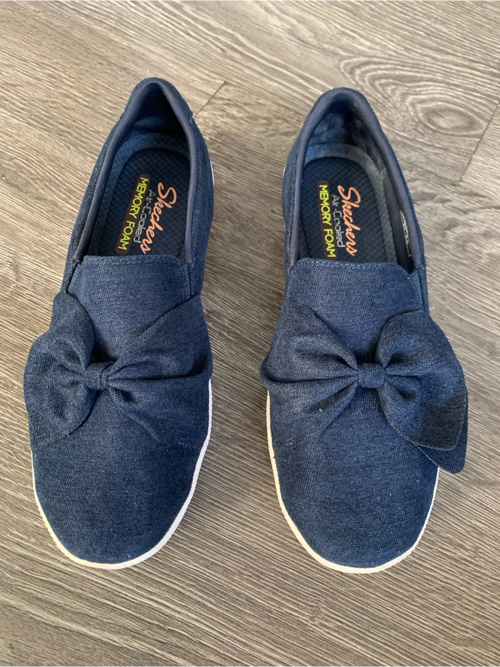 Skechers Women's Navy Bow Slip-On sneakers